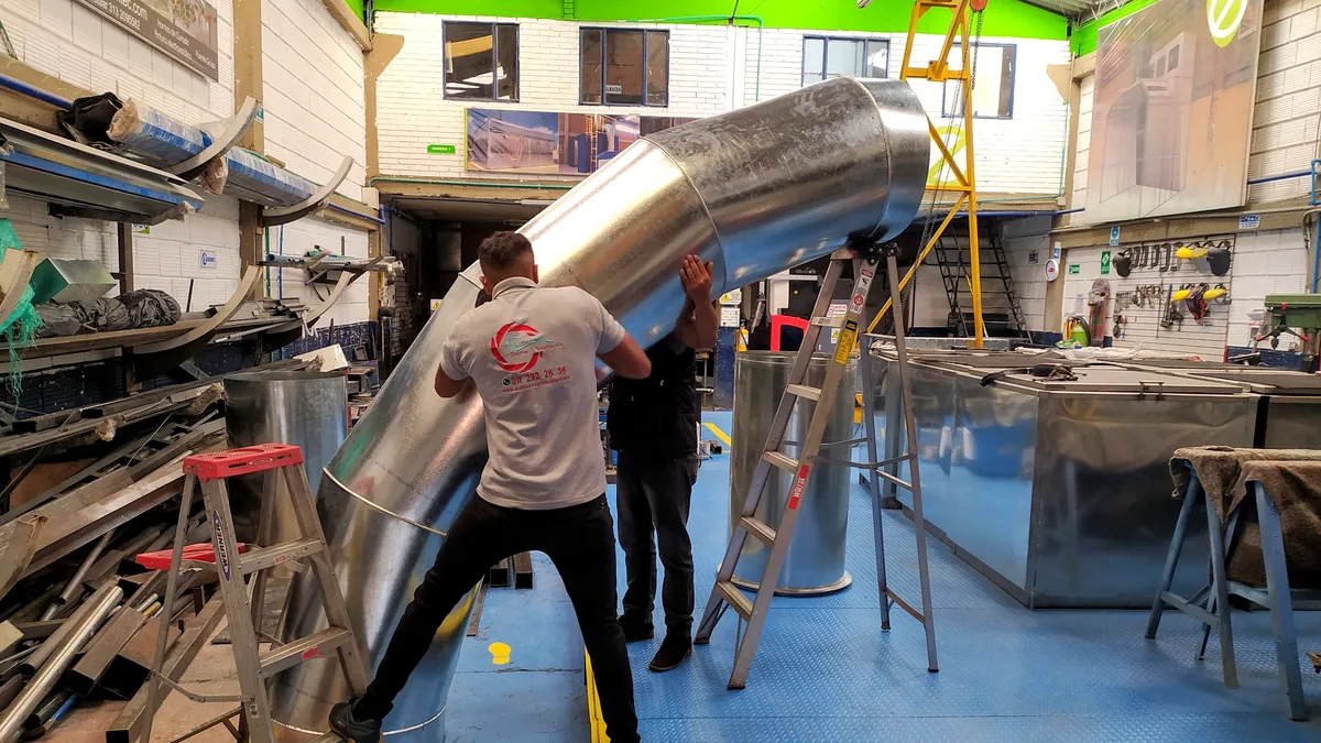 Equipo de Ductos y Ventilación trabajando en fabricación de ductería galvanizada