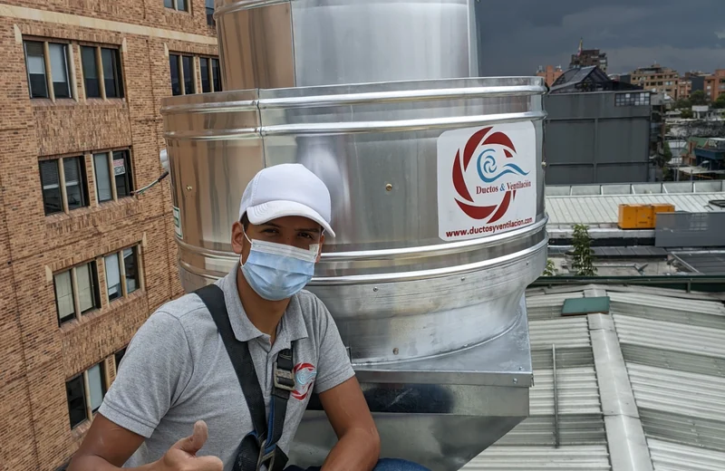 Extractor tipo hongo instalado en cubierta