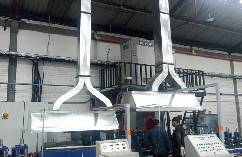Sistema de extracción industrial con campanas y ductos