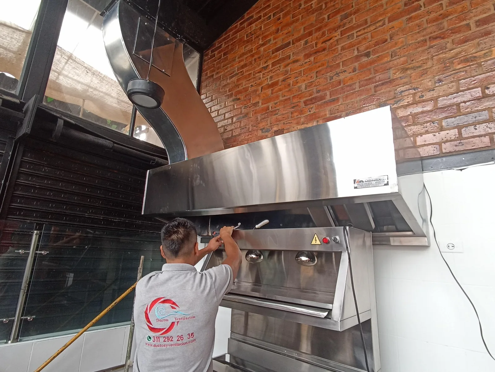 Campana extractora para ventilación industrial en cocina comercial
