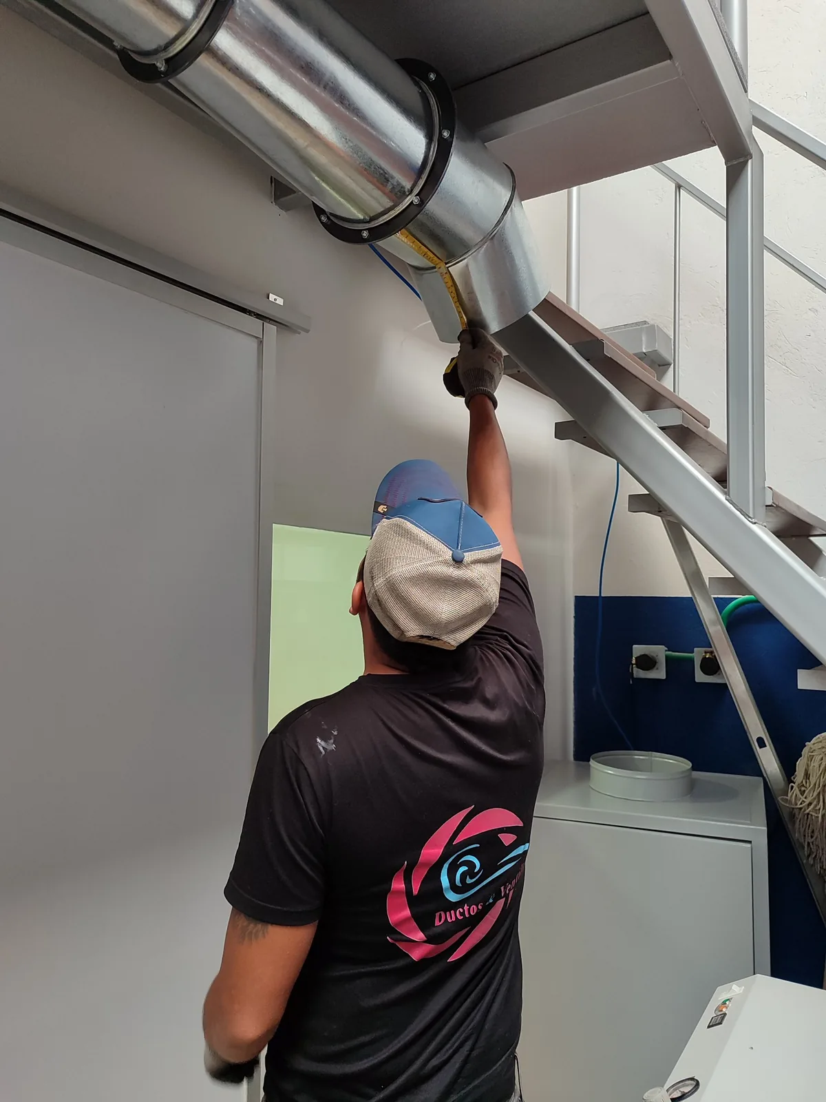 Ductería galvanizada instalada para ventilación industrial en Colombia