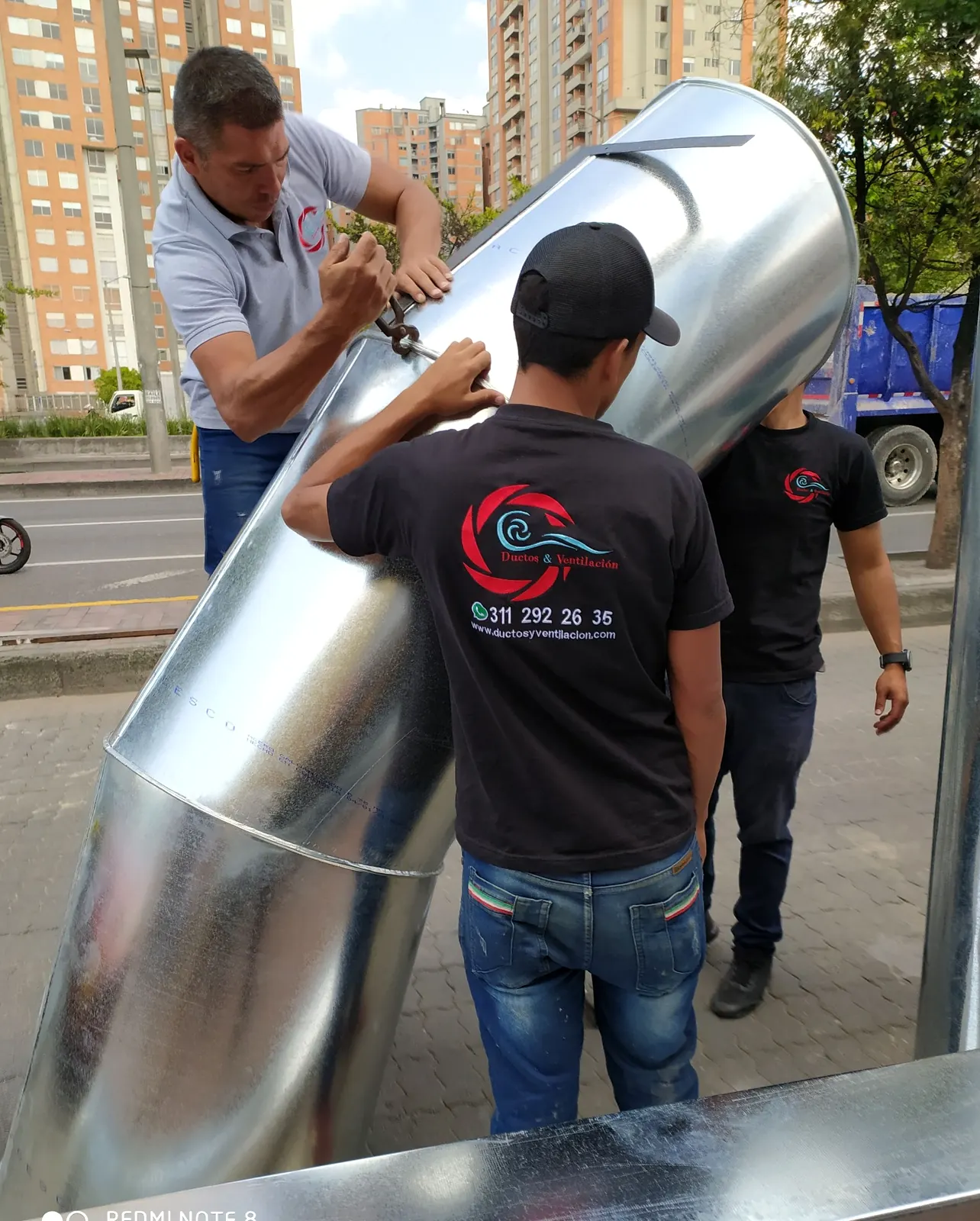 Equipo instalando ductería galvanizada para ventilación industrial en Colombia