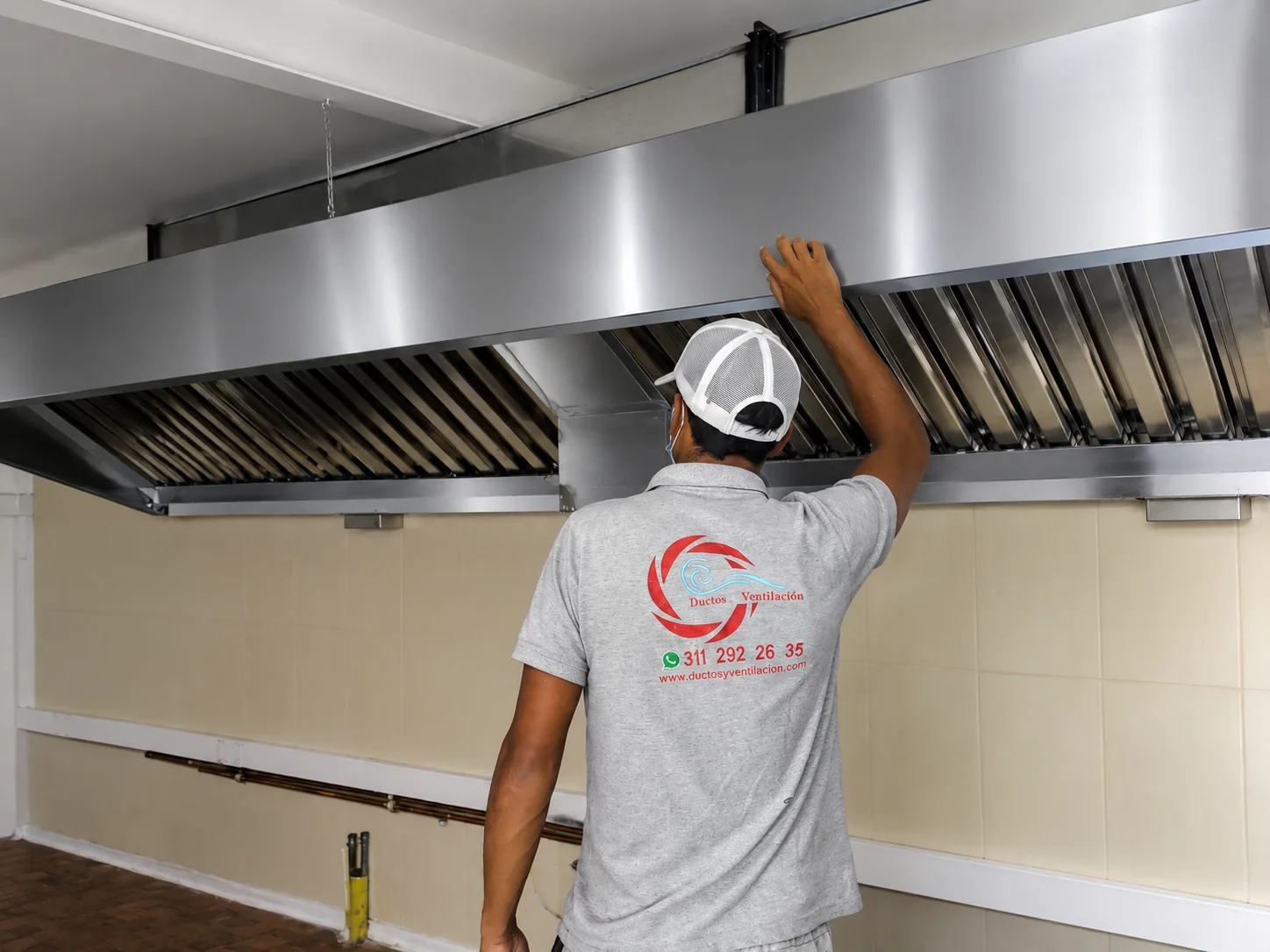 Instalación de campana extractora comercial en cocina industrial