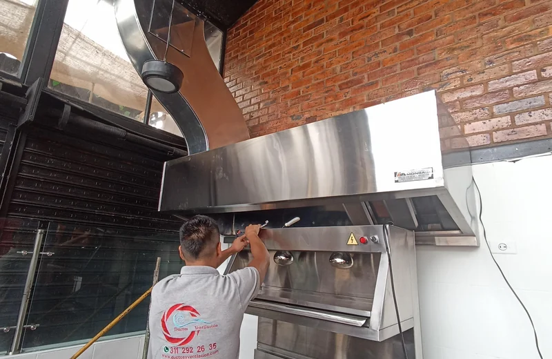 Proyecto de campana extractora instalada en cocina comercial