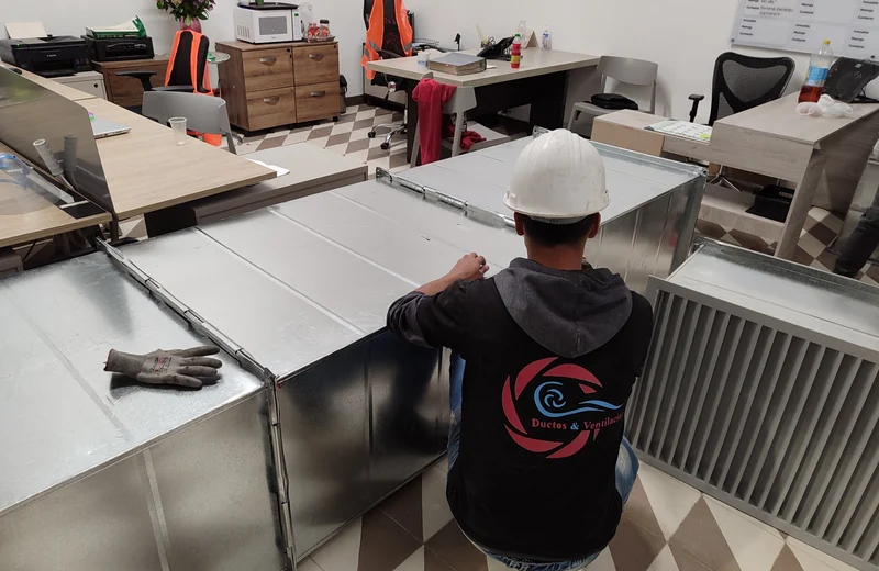Instalación en proceso de ductos y rejillas de ventilación