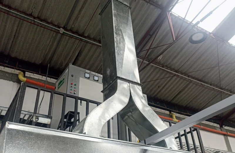 Sistema industrial con ductos y campanas de extracción