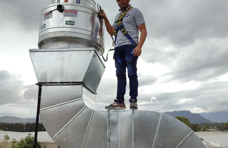 Proyecto terminado de ventilación con extractor tipo hongo y ductería