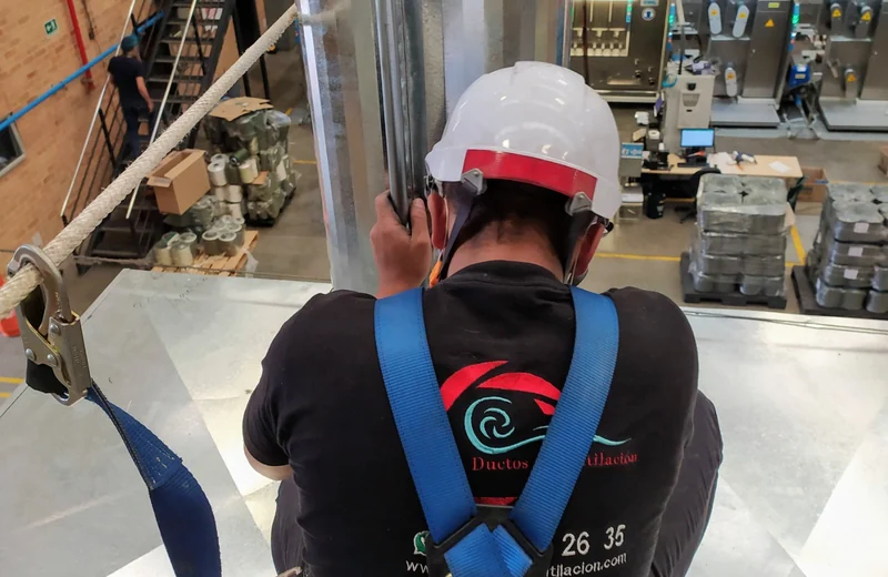 Trabajo en altura durante instalación de ductería industrial