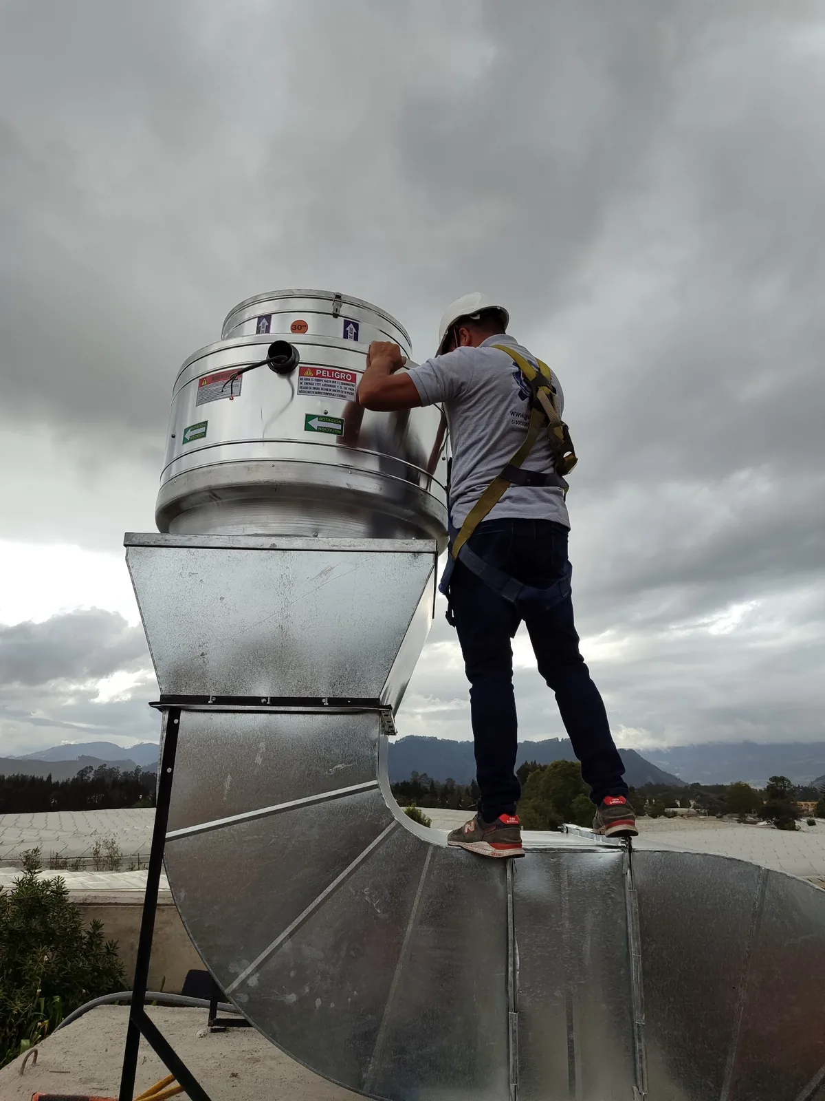 Ventilación industrial en Colombia con extractor instalado en cubierta